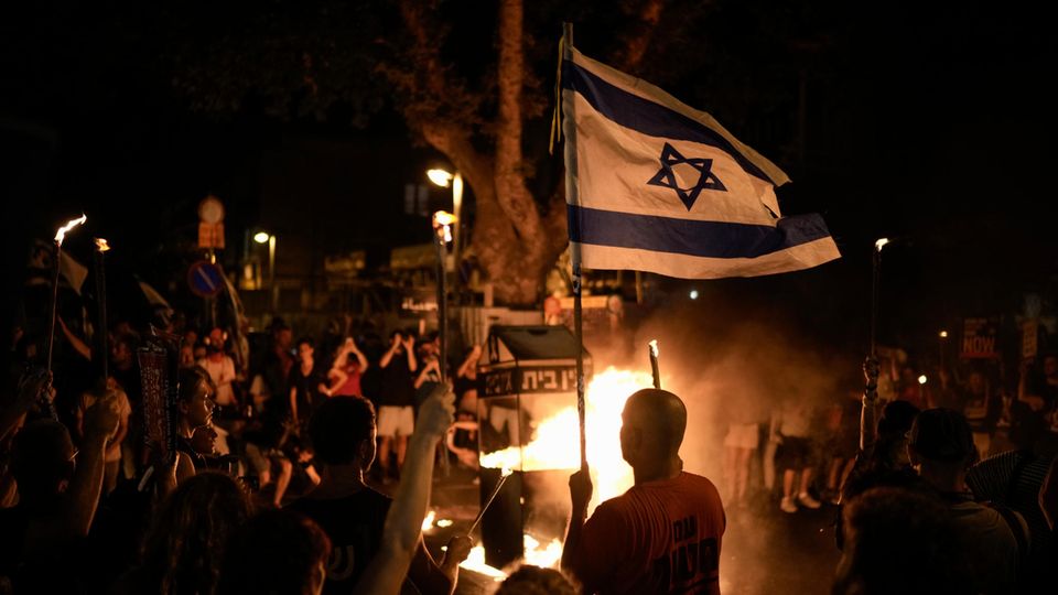 Menschen protestieren in Israel gegen die Regierung von Ministerpräsident Benjamin Netanjahu