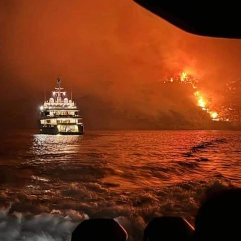 Eine Jacht vor der Insel Hydra