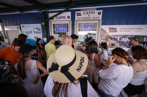 Einreisestopp auf Capri: Vor den Ticket-Schaltern in Neapel drängten sich die wartenden Touristen