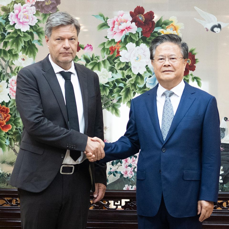 Robert Habeck und Zheng Shanjie, Vorsitzender der Nationalen Reform- und Entwicklungskommission, geben sich die Hand