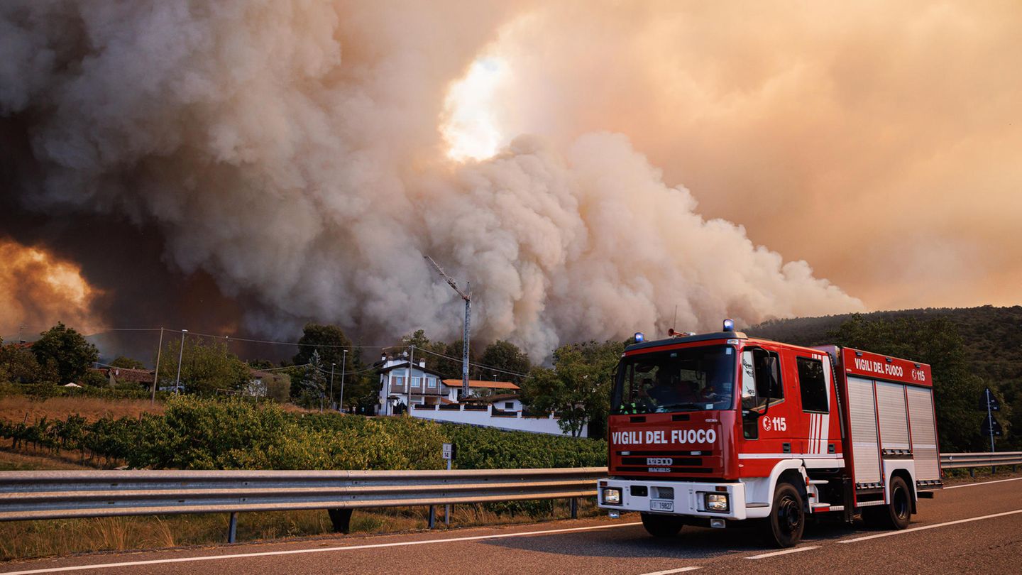 Ein Löschfahrzeug auf dem Weg zu einem Feuer in Italien