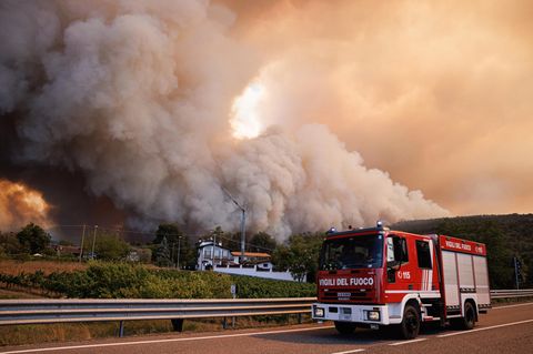 Ein Löschfahrzeug auf dem Weg zu einem Feuer in Italien
