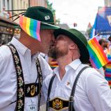 Zwei Männer in bayerischer Tracht küssen sich beim CSD in München