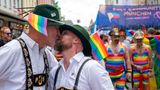 Zwei Männer in bayerischer Tracht küssen sich beim CSD in München