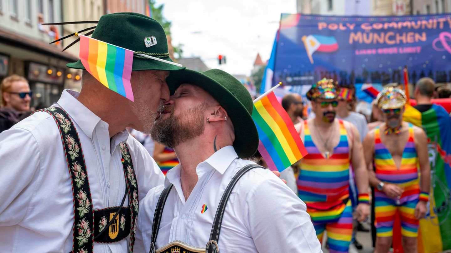 Zwei Männer in bayerischer Tracht küssen sich beim CSD in München