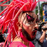 Überraschtes Gesicht in München: Ja, die pinke Perücke ist zwar cool, auch das Make-Up