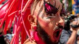 Überraschtes Gesicht in München: Ja, die pinke Perücke ist zwar cool, auch das Make-Up