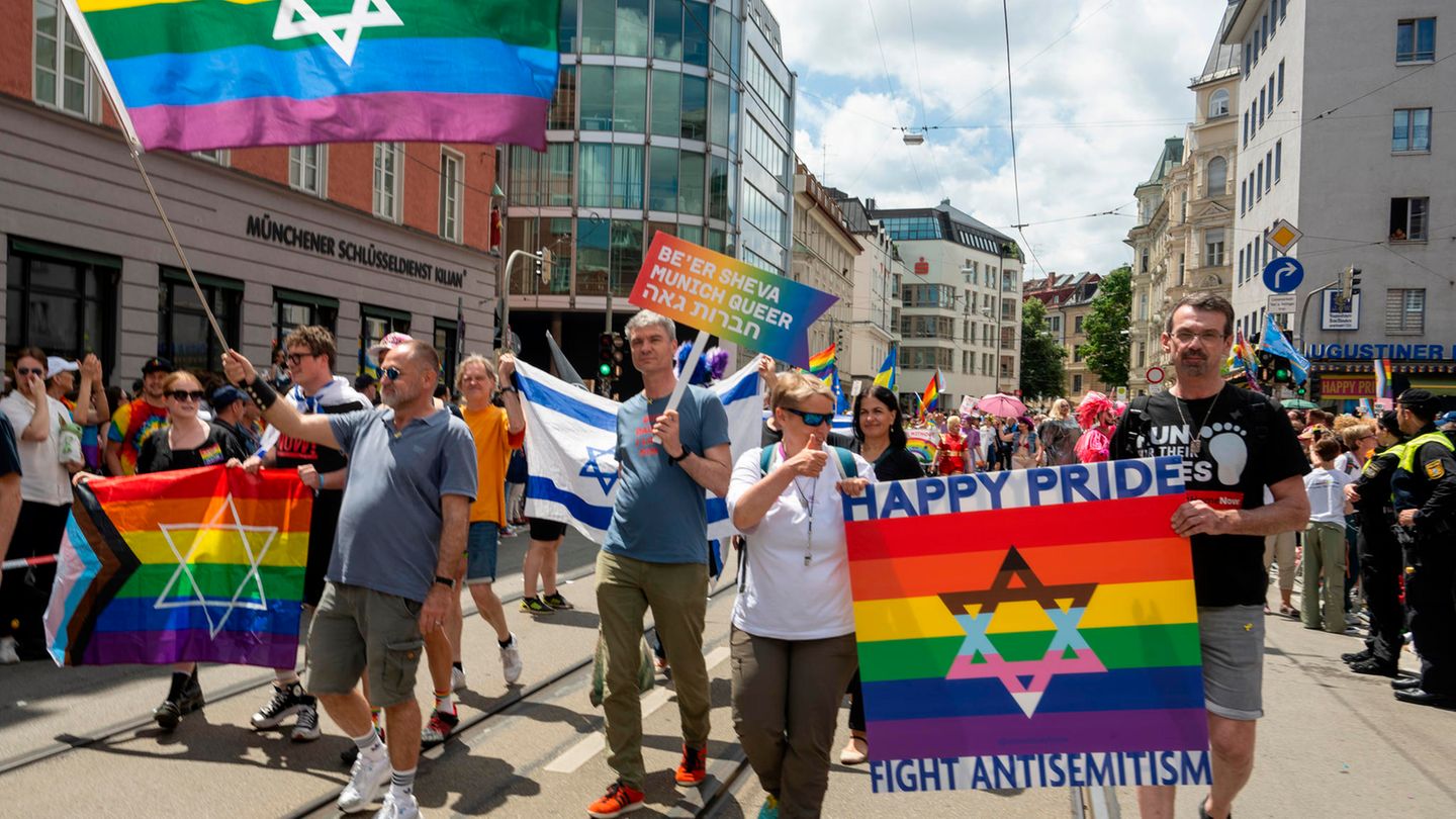Und noch eine politische Einlage! Beim Münchener CSD demonstrierte diese Gruppe Männer gegen Antisemitismus
