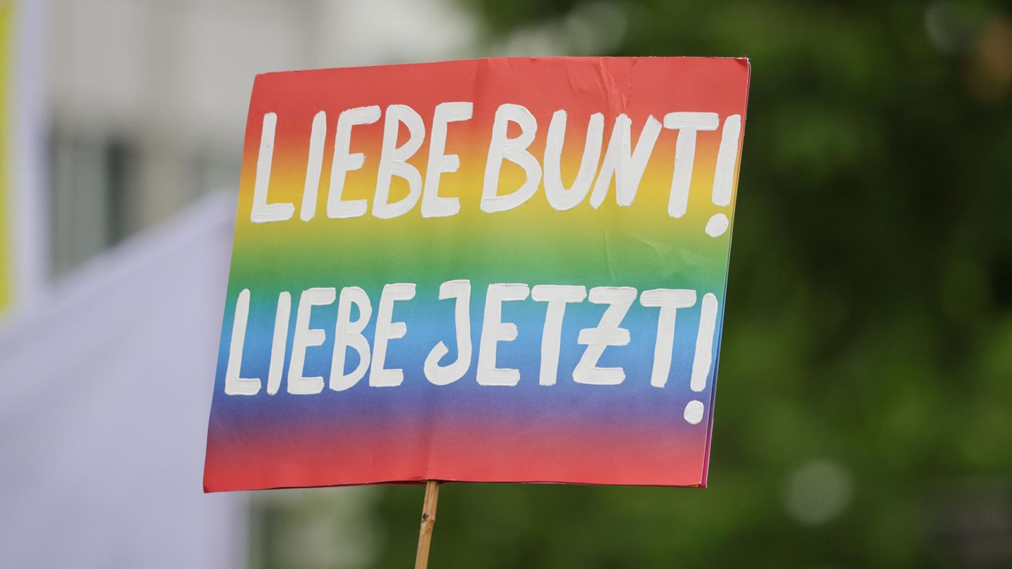 In Oldenburg fand der diesjährige CSD unter dem Motto "Auf die Barroíkaden für queere Menschenrechte" statt