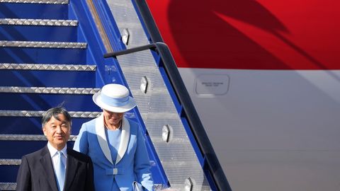 Kaiserpaar bei der Ankunft in Großbritannien