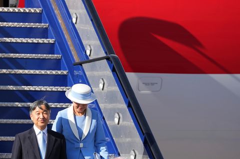 Kaiserpaar bei der Ankunft in Großbritannien
