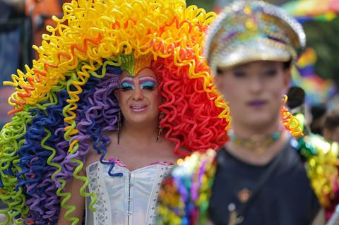Dragqueen Gina Solera faszinierte bei der Pride-Parade in Oldenburg mit ihrer bunten Lockenpracht