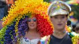 Dragqueen Gina Solera faszinierte bei der Pride-Parade in Oldenburg mit ihrer bunten Lockenpracht