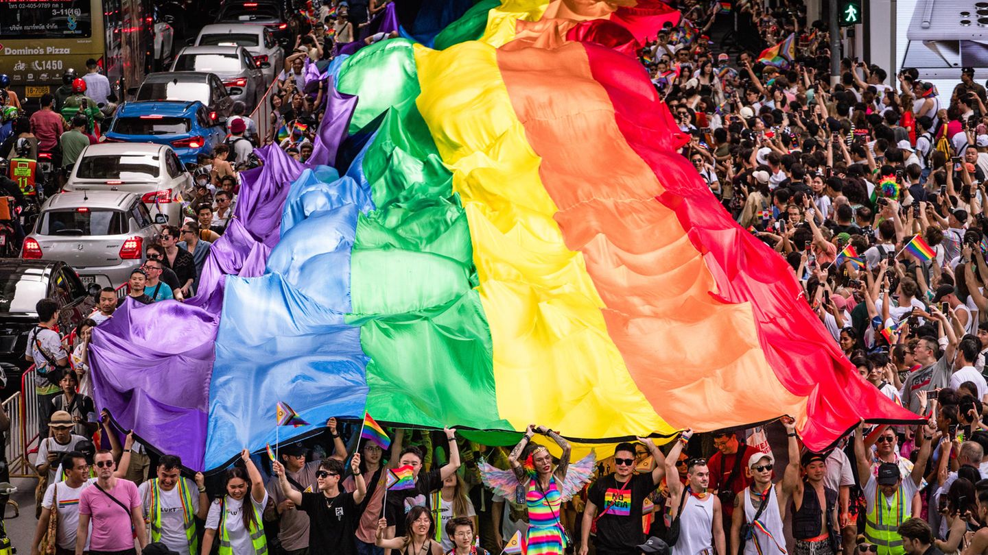 Ein Regenbogenband wurde über die Thanon Sukhumvit getragen Ein Regenbogenband wurde über die Thanon Sukhumvit getragen