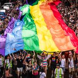 Ein Regenbogenband wurde über die Thanon Sukhumvit getragen