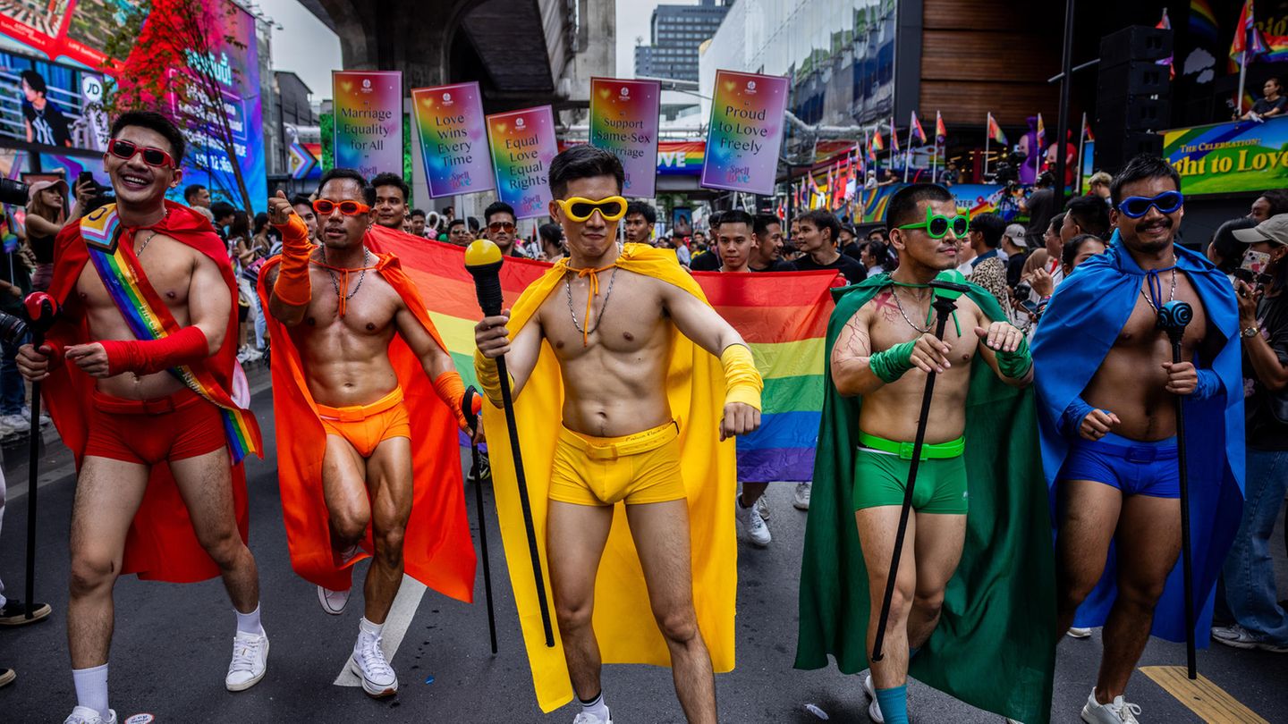 Ankunft der Super-Prides! Diese Männer nehmen als Superhelden an der Parade teil