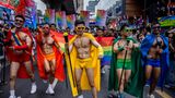 Ankunft der Super-Prides! Diese Männer nehmen als Superhelden an der Parade teil