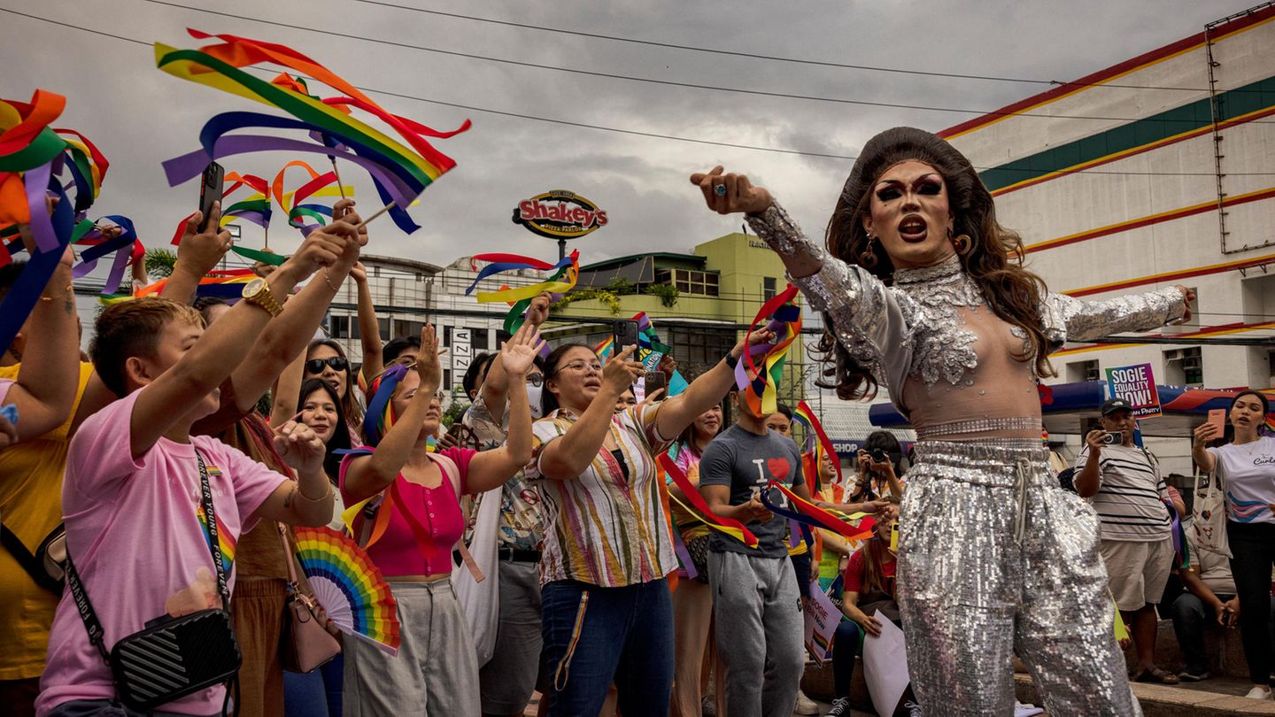 In der philippinischen Hauptstadt Manila haben die Menschen den Pride Month für Proteste genutzt In der philippinischen Hauptstadt Manila haben die Menschen den Pride Month für Proteste genutzt