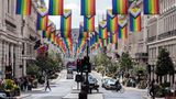 In London zierten Regenbogenfahnen die Regent Street im West End der britischen Hauptstadt