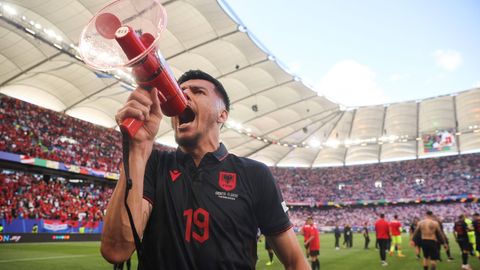 Albaniens Stürmer Daku brüllt nach dem EM-Spiel gegen Kroatien in ein Megafon