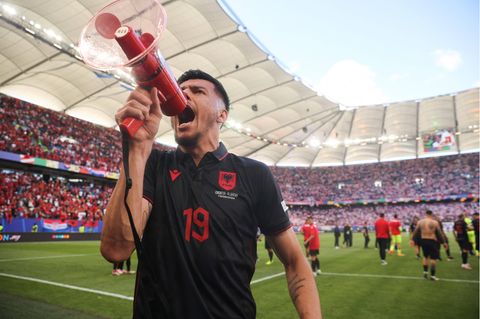 Albaniens Stürmer Daku brüllt nach dem EM-Spiel gegen Kroatien in ein Megafon