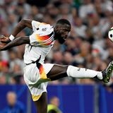 Hat vermutlich auch gedacht: "Wird alles ganz locker" – wurde es aber nicht. Vor dem Schweizer Tor verlor er den Überblick und guckte mit den anderen in die Röhre. War in den ersten 45 Minuten Chef einer wackeligen Abwehr, der im schwülen Frankfurter Stadion manchmal die Puste ausging