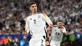 Kai Havertz ging frohgemut und motiviert in das Spiel und hatte zunächst ein paar gute Aktionen. Eroberte sogar einmal tief in der eigenen Hälfte den Ball. Dann verlief er sich im Schweizer Pressingdschungel. Im Schlussspurt wachte er wieder auf, setzte einen soliden Kopfball auf das Schweizer Tor und war redlich bemüht. Seine Spielstärke verliert er nie