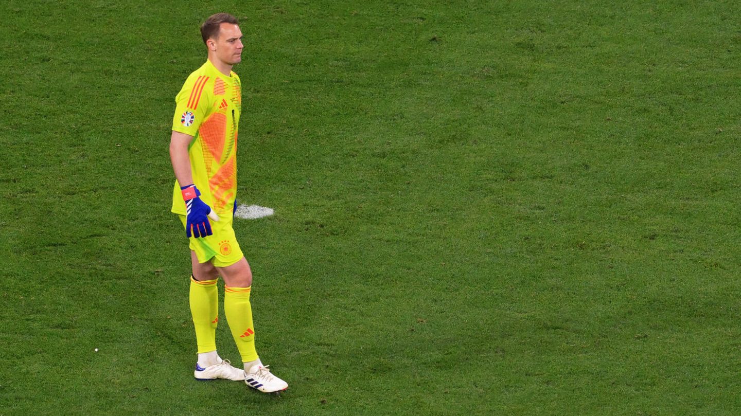Manuel Neuer Wird das erste Mal nach 12. Minuten gefordert, als er aus dem Tor eilte, um einen Ball abzufangen. Später musste er hinter sich greifen, war aber chancenlos beim Tor durch Ndoye. Trug keine Schuld am unsicheren Auftritt seiner Vorderleute und zeigte eine solide Parade beim Schuss von Xhaka in der Schlussphase. Machte ansonsten seinen Job