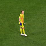 Wird das erste Mal nach 12. Minuten gefordert, als er aus dem Tor eilte, um einen Ball abzufangen. Später musste er hinter sich greifen, war aber chancenlos beim Tor durch Ndoye. Trug keine Schuld am unsicheren Auftritt seiner Vorderleute und zeigte eine solide Parade beim Schuss von Xhaka in der Schlussphase. Machte ansonsten seinen Job