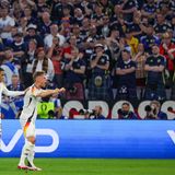 Joshua Kimmich stand mit seiner Leistung in der ersten Hälfte stellvertretend für die ganze Elf: Sie war schwach. Sein pomadiges Zweikampfverhalten half tatkräftig mit, das Schweizer Tor zu ermöglichen. Wehrte sich einmal, als er sich nach einem Ballverlust den Ball mit Infight-Qualitäten zurückholte. Ließ sich zum Ende wenigstens nicht hängen