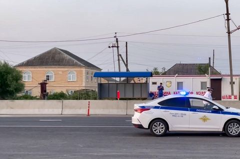 Die Polizei patrouilliert in Machatschkala, Russland
