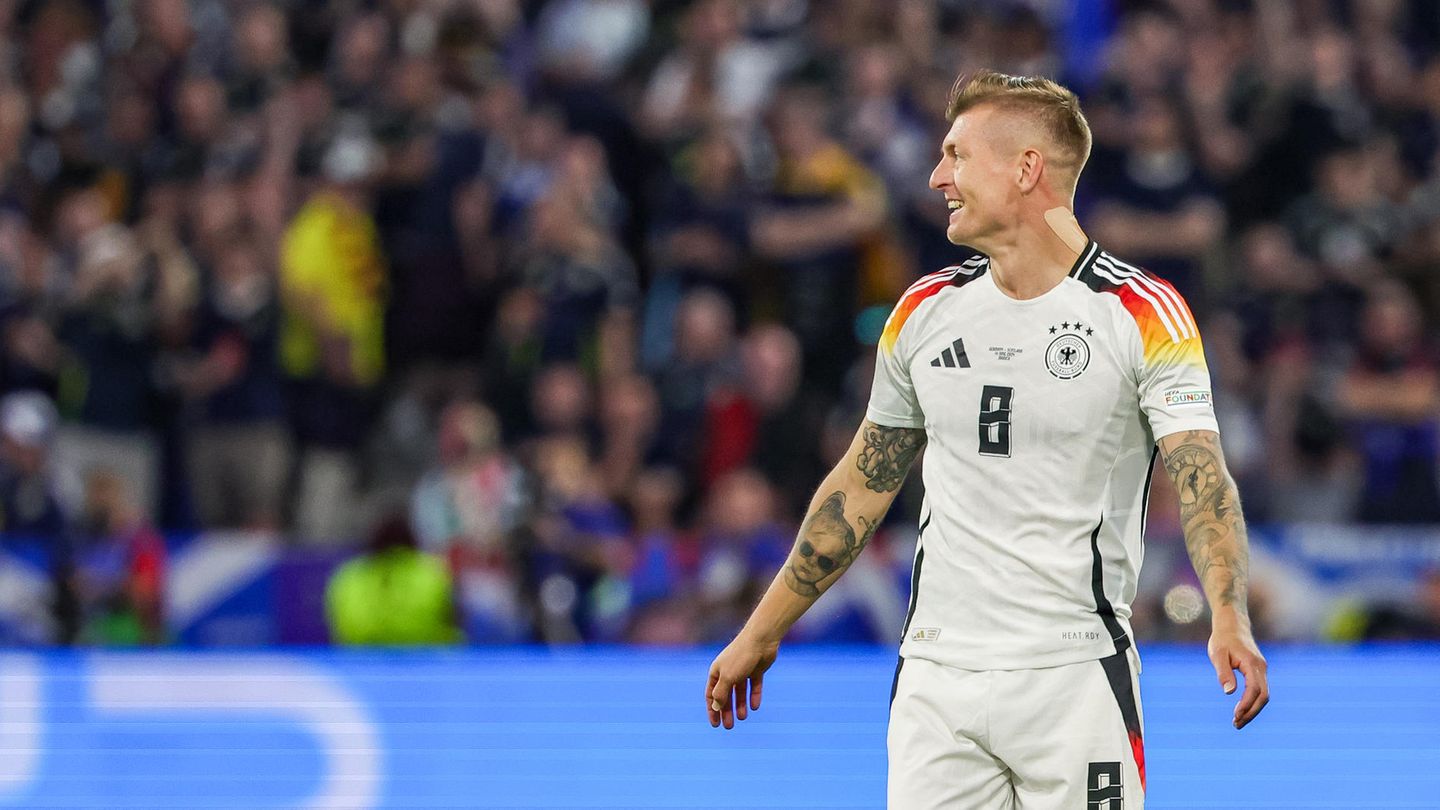 Zog zunächst die Fäden wie gewohnt und verteilte die Bälle, seine Pässe bleiben aber folgenlos, weil sie nicht ankamen oder die Sportskameraden nichts daraus machten. Guckte zwischendurch höchst angestrengt und streng. Zog später die Passfrequenz an, trat Eckbälle, blieb dennoch unter seinen Möglichkeiten, ein Ballverlust im Mittelfeld war ebenfalls dabei