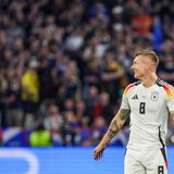 Zog zunächst die Fäden wie gewohnt und verteilte die Bälle, seine Pässe bleiben aber folgenlos, weil sie nicht ankamen oder die Sportskameraden nichts daraus machten. Guckte zwischendurch höchst angestrengt und streng. Zog später die Passfrequenz an, trat Eckbälle, blieb dennoch unter seinen Möglichkeiten, ein Ballverlust im Mittelfeld war ebenfalls dabei