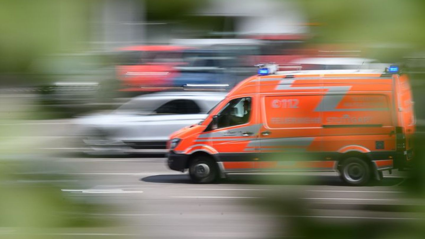 Mülheim: Radfahrerin stürzt in Ruhr - Retter springt ins Wasser