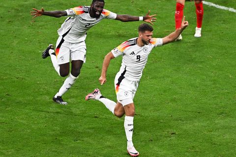 eiz - Deutschland, Vorrunde, Gruppe A, Spieltag 3, Frankfurt Arena, Deutschlands Niclas Füllkrug (r) jubelt mit Teamkollege Antonio Rüdiger über seinen Treffer zum 1:1. Foto: Arne Dedert/dpa +++ dpa-Bildfunk +++
