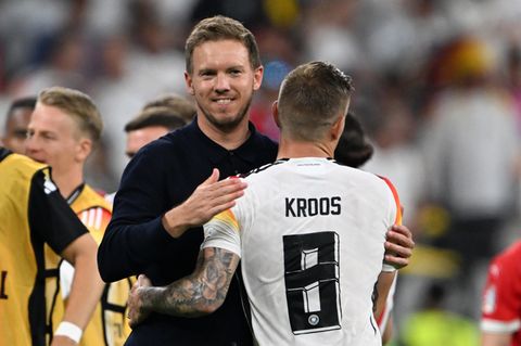 Bundestrainer Julian Nagelsmann (l.) umarmt Toni Kroos nach dem Spiel: "Erstmal sind wir glücklich, dass wir es geschafft haben"