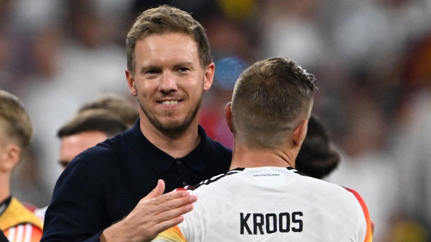 Bundestrainer Julian Nagelsmann (l.) umarmt Toni Kroos nach dem Spiel: "Erstmal sind wir glücklich, dass wir es geschafft haben"