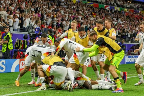 Jubeltraube in der Nachspielzeit: Nach seinem Treffer zum 1:1 bekommt Niclas Füllkrug die volle Zuneigung seiner Mannschaft zu spüren.