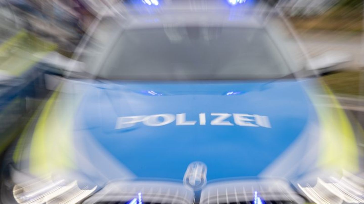 Polizeieinsatz: Halle: Mann mit Schreckschusswaffe bedroht