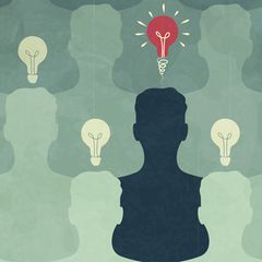 Illustration von Menschlichen Umrissen nur einer hat eine leuchtende Birne über dem Kopf