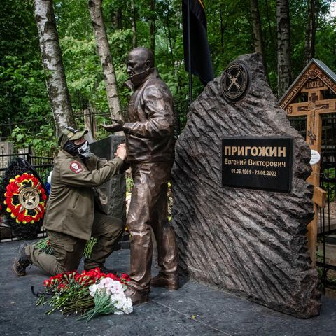 Ein ehemaliger Wagner-Söldner am Grab von Jewgenij Prigoschin auf einem Friedhof in Sankt Petersburg