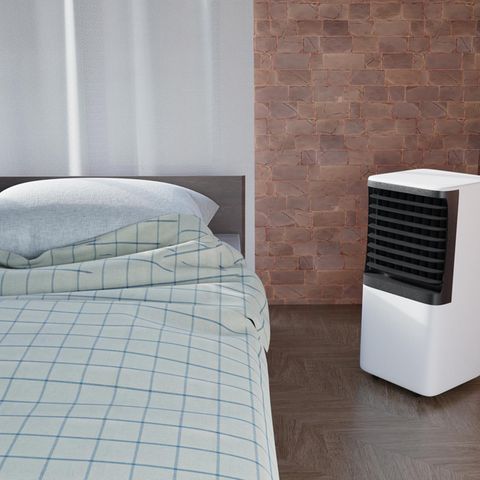 Luftkühler mit Wasser: Aircooler steht in einem Schlafzimmer neben dem Bett
