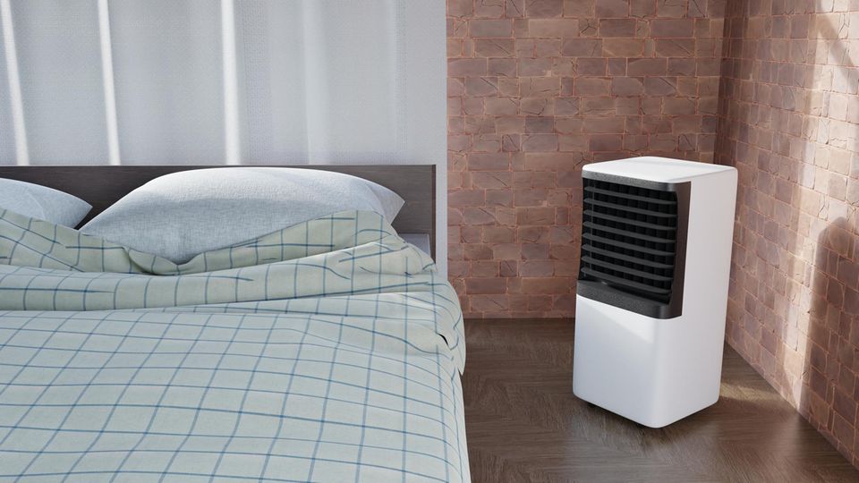 Luftkühler mit Wasser: Aircooler steht in einem Schlafzimmer neben dem Bett