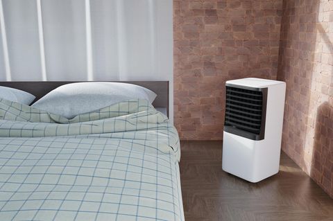 Luftkühler mit Wasser: Aircooler steht in einem Schlafzimmer neben dem Bett