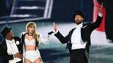 24. Juni 2024  Überraschungsauftritt: Taylor Swift holt erstmals Travis Kelce auf die Bühne  Die Londoner Shows von Taylor Swift waren nicht nur wegen der Promi-Dichte im Publikum spektakulär: Am dritten Abend im Wembley-Stadion gab es eine besondere Überraschung für die Fans. Denn erstmals holte Swift ihren Freund, den Footballer Travis Kelce, mit auf die Bühne. Der NFL-Superstar erschien mit Smoking und Zylinder gekleidet neben seiner Freundin, als diese gerade ihren Outfit-Wechsel für "I Can Do It With a Broken Heart" live vor Publikum zelebrierte. Wie zahlreiche Social-Media-Videos beweisen, trug Kelce seine Partnerin zunächst über die Bühne und legte sie auf einer roten Couch ab. Normalerweise übernimmt diesen Part ein Tänzer, doch dieses Mal sprang der Quarterback der Kansas City Chiefs höchstpersönlich ein.  Die weiteren Aufgaben für Kelce: Swift, die einen Schwächeanfall vortäuscht, Luft zu zu fächern und ihr Gesicht neu zu pudern. Das Publikum erkannte natürlich sofort, dass hier Travis Kelce selbst Hand anlegte und quittierte den Überraschungsauftritt spontan mit Jubelschreien und viel Applaus. Die Sängerin und der Sportler sind seit Herbst 2023 ein Paar.