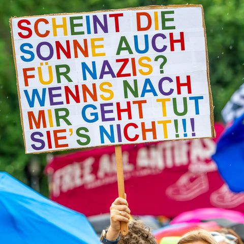Teilnehmer auf einer Demo gegen Rechtsextremismus