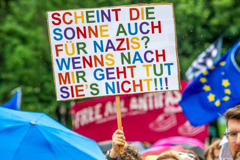 Teilnehmer auf einer Demo gegen Rechtsextremismus