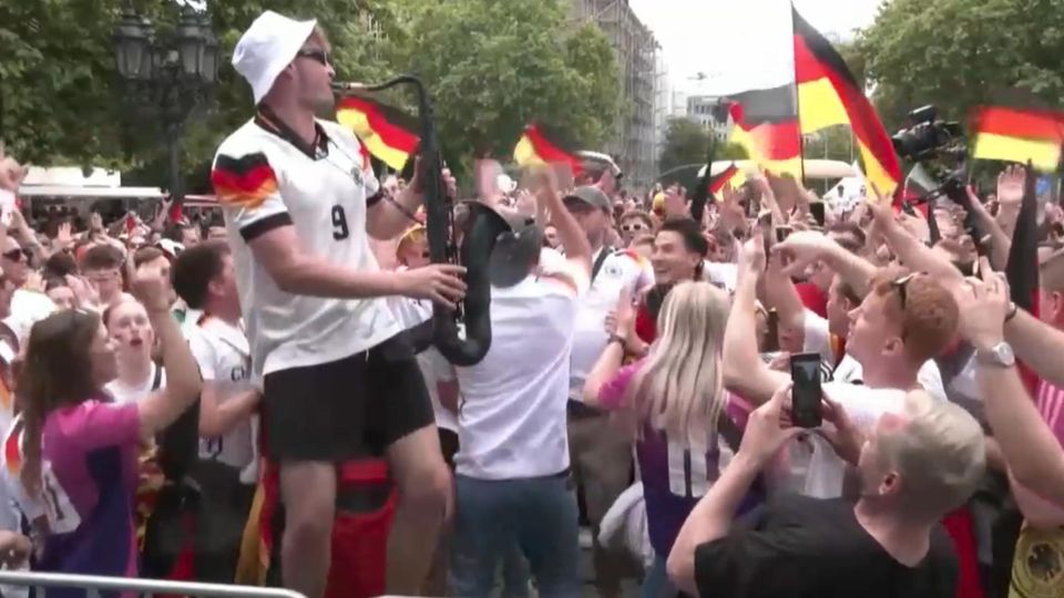 EM 2024: Dieser Saxophonist heizt allen Fußball-Fans ordentlich ein