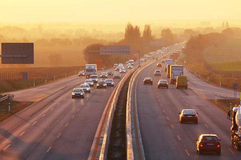 Frischhaltefolie auf A9: Fahrzeuge fahren auf einer Autobahn
