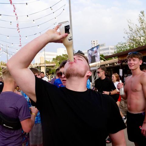 Auf ex: Nicht jedem Gast sind die neuen Regeln zum Verbot des Alkoholtrinkens auf der Straße geläufig